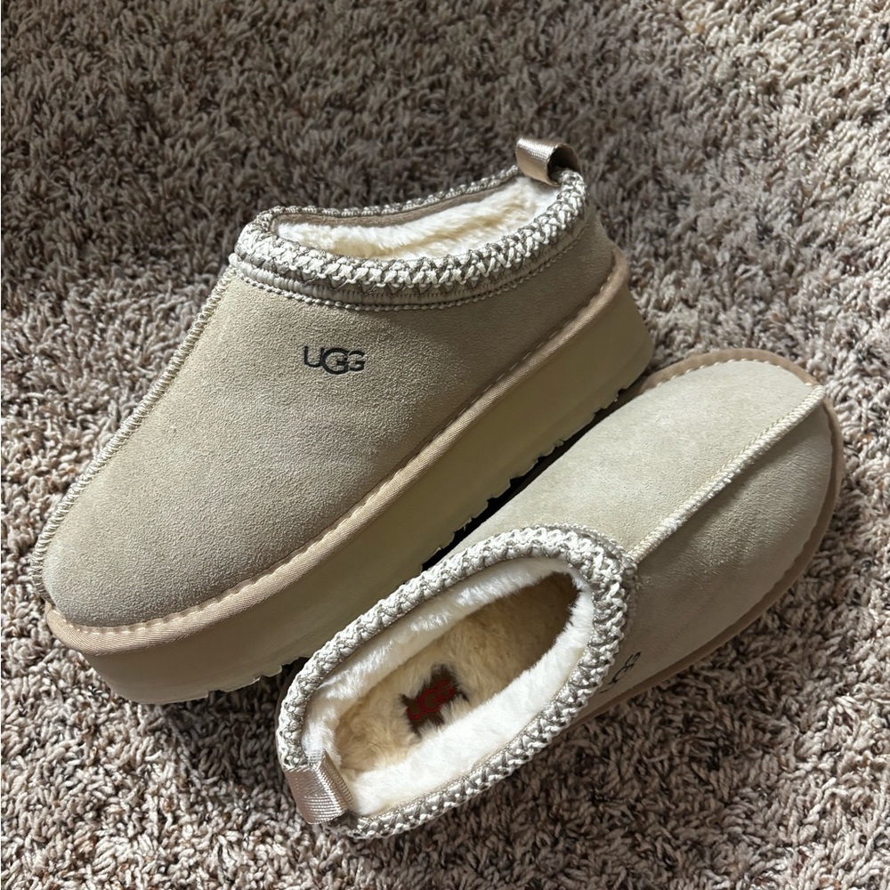 UGG Platform Slippers in Cream and Tan - Picture 2 of 4